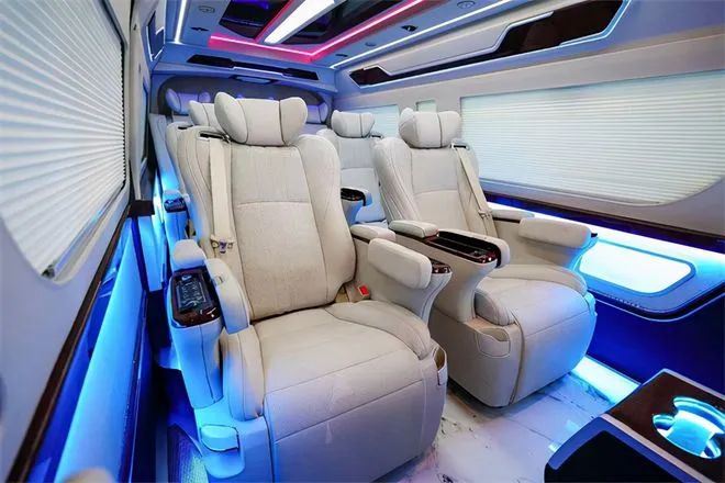 Интериорни надстройки на Toyota Hiace с девет места, включително седалки, куп...