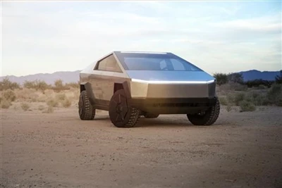 Tesla Cybertruck беше ритан и вратата не беше деформирана.
