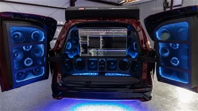 Модифицираната Toyota Sienna се превръща в мобилен субуфер