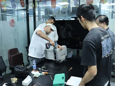 Производството на столчета за кола Xiamen Kench приветства клиенти отвъд океа...